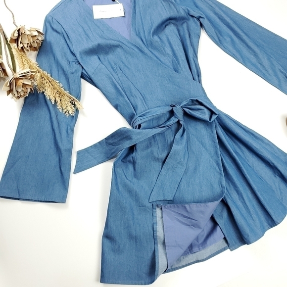 New Lovers + Friends  Viscose Chambray Blue Belted Wrap Dress Size M - Picture 5 of 13